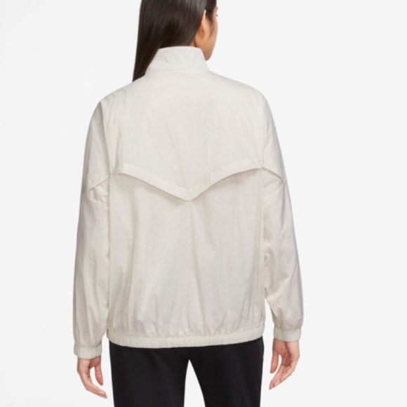 NIKE Essential Wind RunnerJacket Lightweight Oversized Size XL Cream - Picture 2 of 8